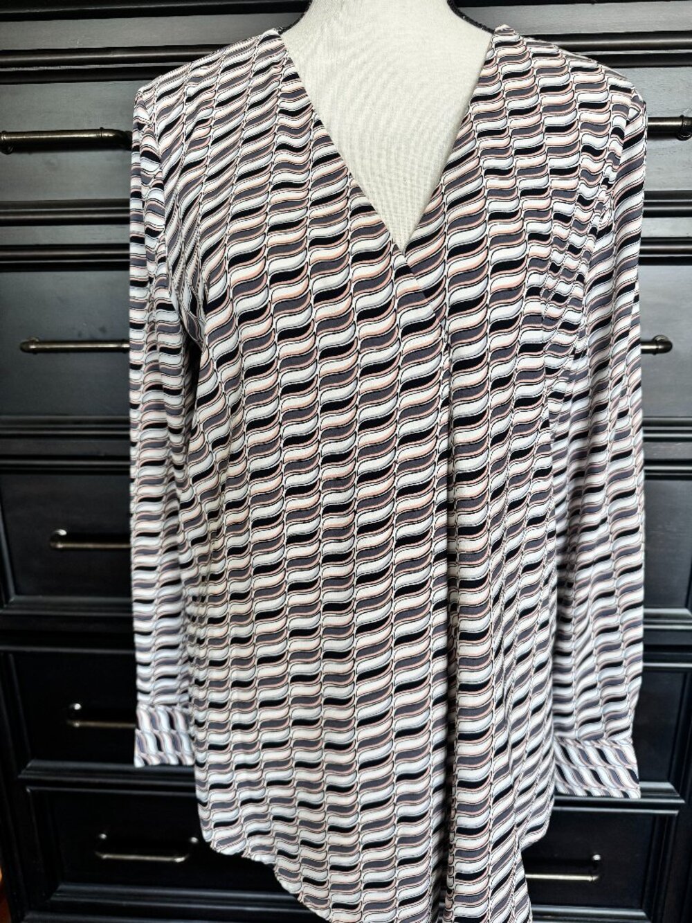 Ann Taylor V-Neck Popover Gray White Taupe L Excellent!